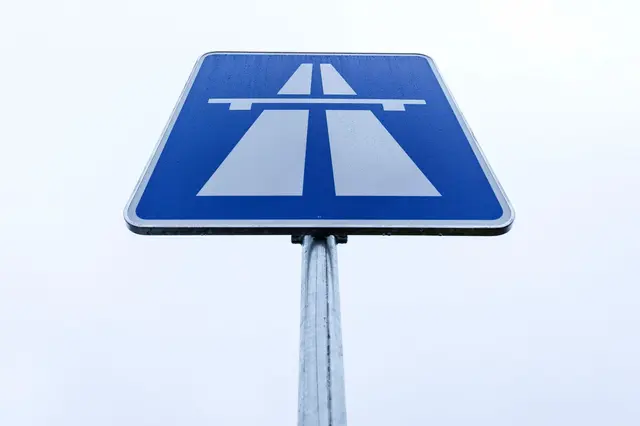 Die A96 ist bei Wangen im Allgäu in Richtung Memmingen gesperrt. (Symbolbild) | Foto: Friso Gentsch/dpa