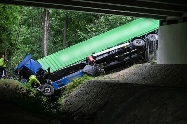 Ein Lastwagen ist auf der A96 bei Wangen verunglückt. | Foto: Jason Tschepljakow/dpa