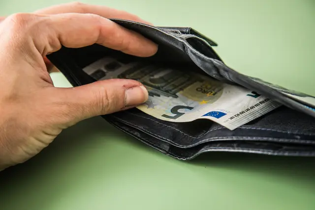 Arbeitnehmer haben ein Recht auf pünktliche Zahlung des Gehalts.  | Foto: dpa