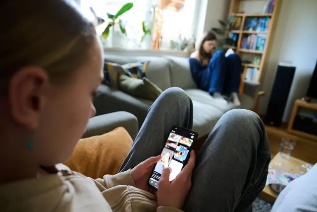 Struktur statt Chaos: Feste Zeitslots für Mediennutzung helfen Familien, die Ferienzeit ohne ständige Diskussionen zu verbringen. | Foto: dpa
