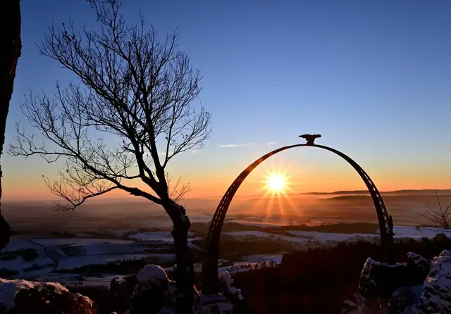 Der Adlerbogen auf dem Donnersberg bietet auch in der kalten Jahreszeit eine tolle Landschafts-Kulisse. | Foto: Florian Bauer
