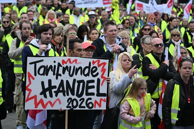 Ein Warnstreik Anfang Juli in Dortmund. Bundesweit hat es in den vergangenen Wochen viele Warnstreiks im Handel gegeben. (Archiv)  | Foto: Federico Gambarini/dpa
