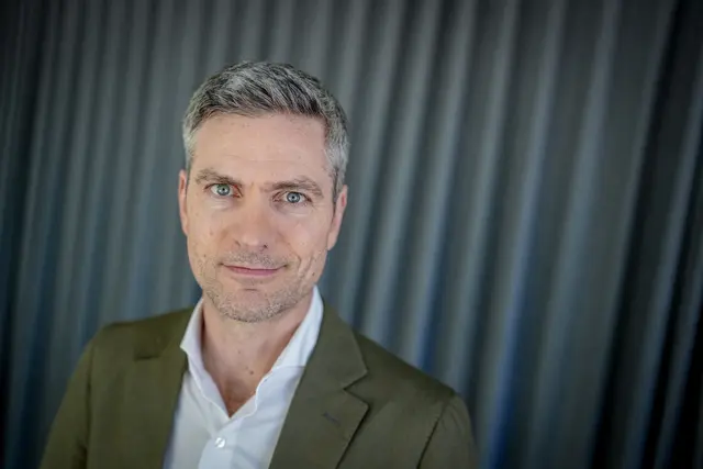 Ingo Zamperoni moderiert die Tagesthemen anlässlich des Jahrestags der Flutkatastrophe aus dem Ahrtal. (Archivbild) | Foto: Kay Nietfeld/dpa