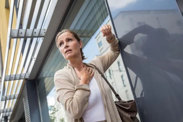Unter Strom: Stress kann ein Auslöser für Hitzewallungen sein. | Foto: dpa