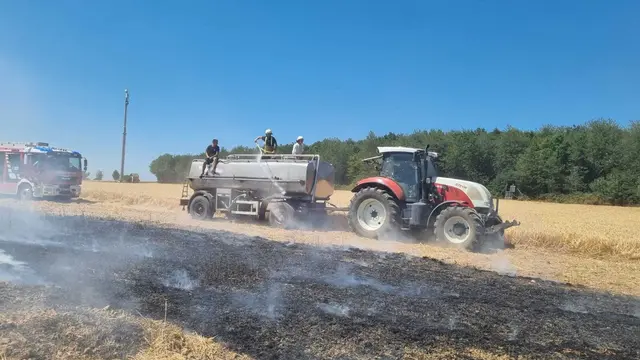 Zunehmend geraten trockene Agrarflächen in Brand.  | Foto: ---/Feuerwehr Heilbronn/dpa