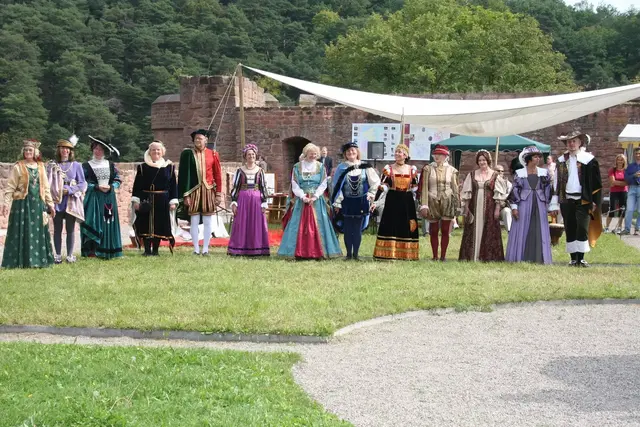 Im Jahr 2006 wurde auf der Hardenburg das Jubiläum "800 Jahre Hardenburg" gefeiert.  | Foto: Franz Walter Mappes