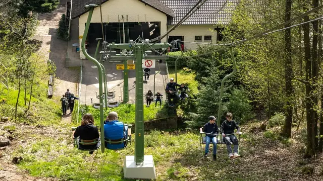 Die nostalgische Doppelsesselbahn gehört seit Jahrzehnten zu den beliebtesten Ausflugszielen der Pfalz. | Foto: Pfalz Touristik, Heimatlichter GmbH
