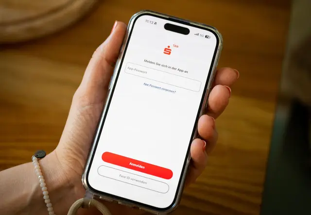 Einheitliche Lösung: Ab Januar 2027 erfolgt die Freigabe von Online-Zahlungen ausschließlich über die S-pushTAN-App.  | Foto: dpa