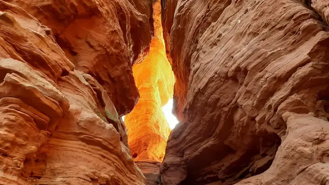 Die grandiosen Altschlossfelsen bei Eppenbrunn im Pfälzerwald werden das ganze Jahr über gerne und häufig besucht - vor allem, wenn die Felsen im Licht der untergehenden Sonne zu glühen beginnen und das brennende Rot die filigranen Sandsteinstrukturen und Säulengalerien prachtvoll in Szene rückt. Wandern in der Pfalz ist gerade hier an der Grenze mit grandioser Kulisse auch für viele Franzosen ein beliebtes Thema. | Foto: Barbara Imo
