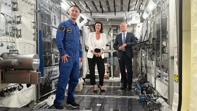 ESA-Astronaut Matthias Maurer (l-r), Bundesforschungsministerin Dorothee Bär (CSU) und DLR-Vorstand Walther Pelzer im Europäischen Astronautenzentrum EAC der ESA in Köln. Maurer rechnet fest mit der Teilnahme an einer Mondmission im übernächsten Jahr. | Foto: Jörg Ratzsch/dpa