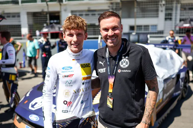 Rennfahrer Max Reis (links) begrüßte beim ADAC GT Masters auf dem Nürburgring Fußball-Weltmeister Kevin Großkreutz im Fahrerlager. Der Besuch sorgte für besondere Aufmerksamkeit rund um das Haupt Racing Team.  | Foto: Foto: MR 28 GmbH
