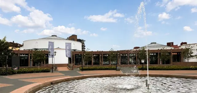 Der sanierte Brunnen auf dem Stephan-Cosacchi-Platz in Frankenthal ist wieder in Betrieb. Die neue Technik spart Energie und Wasser und sorgt abends für beleuchtete Fontänen. | Foto: Sebastian Weindel, © Sebastian Weindel