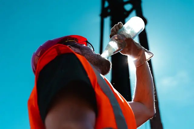 Bloß reichlich Wasser trinken: Wer draußen in der Sommerhitze arbeitet, braucht jede Viertelstunde einen kräftigen Schluck Wasser | Foto:  IG Bau/Florian Göricke/gratis