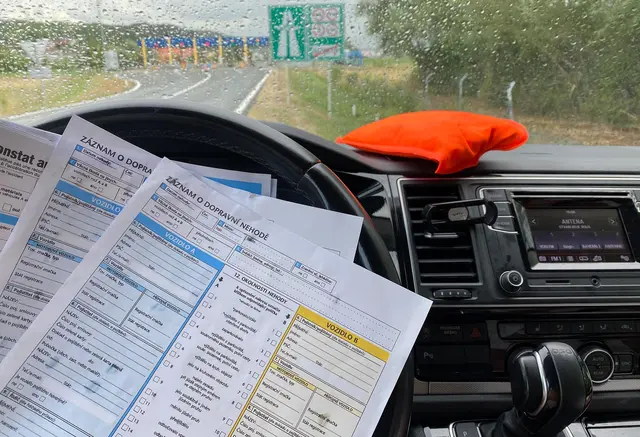 Checkliste für Autounfall im Ausland mit Warnweste, Warndreieck, Polizeimeldung und Europäischem Unfallbericht. | Foto: HUK-COBURG, Foto: HUK-COBURG