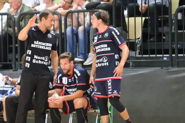 Ein Bild aus der gemeinsamen Flensburger Zeit. Maik Machulla (links) gibt Kentin Mahé (rechts) Anweisungen.  | Foto: PIX-Sportfotos /Mario M. Koberg
