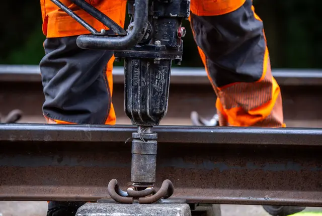 Grund für die Sperrung rund um Winden sind unter anderem Gleisbauarbeiten. (Symbolbild) | Foto: Jens Büttner/dpa
