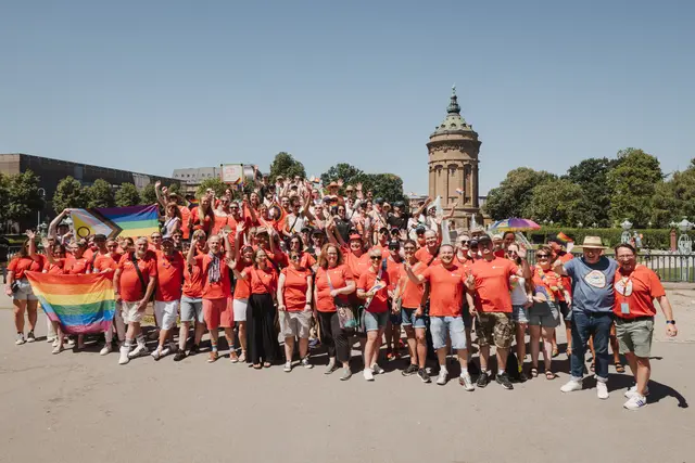 Beim Stadtfest in der Innenstadt ziehen viele Gruppen gemeinsam durch die Straßen und setzen sichtbare Zeichen für Vielfalt. | Foto: Stadt Mannheim, Fotoatelier Elena F. Barba