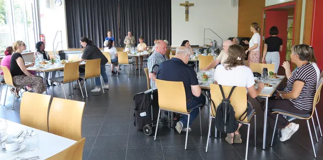 Ein besonderes Erlebnis für die geladenen Gäste an schön gedeckten Tischen im Pfarrheim. | Foto: Waltraud Itschner