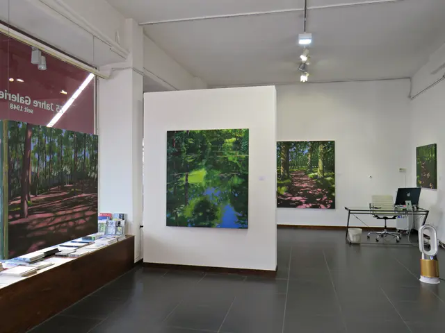 Blick in die Galerie mit den fantastischen Gemälden | Foto: Brigitte Melder