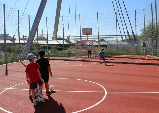 Kurz nach der Eröffnung des neuen Bolzplatzes an der Da-Vinci-Brücke wurde auch
schon fleißig gekickt. (Foto: Stadt Heidelberg) | Foto: Stadt Heidelberg
