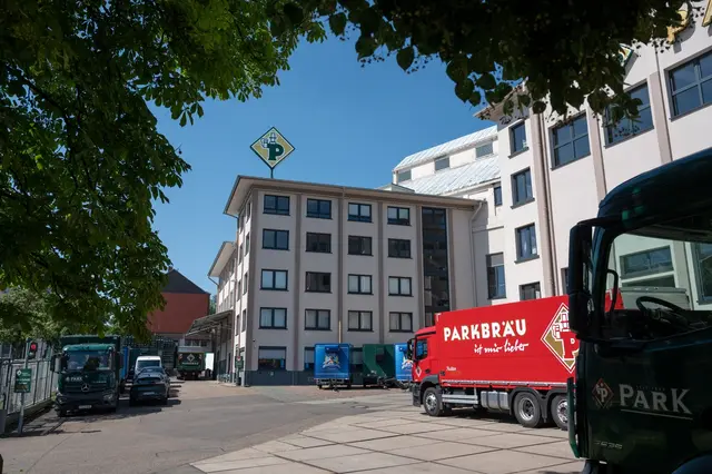 Am modernisierten Brauereigebäude in der Innenstadt fällt die neue Fassade und die Beleuchtung am Dachrand direkt ins Auge. | Foto: Stadt Pirmasens