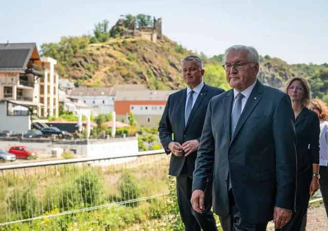 Steinmeier würdigt die Solidarität im und für das Ahrtal.  | Foto: Hannes P. Albert/dpa