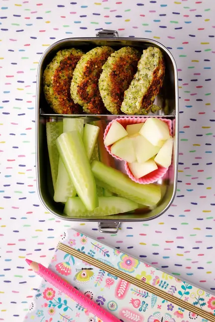 Wer beim Namen für die Quinoa-Brokkoli-Bratlinge kreativ wird, kann mit dem Inhalt bei seinem Schulkind garantiert punkten.   (zu dpa: «Rezept für Knusperküsschen alias Quinoa-Brokkoli-Bratlinge») | Foto: dpa