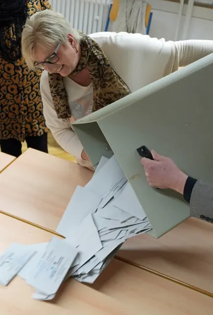 Wer bei der OB-Wahl in Pirmasens als Wahlhelfer mitmacht, unterstützt die Auszählung und den Ablauf im Wahllokal. | Foto: Stadt Pirmasens
