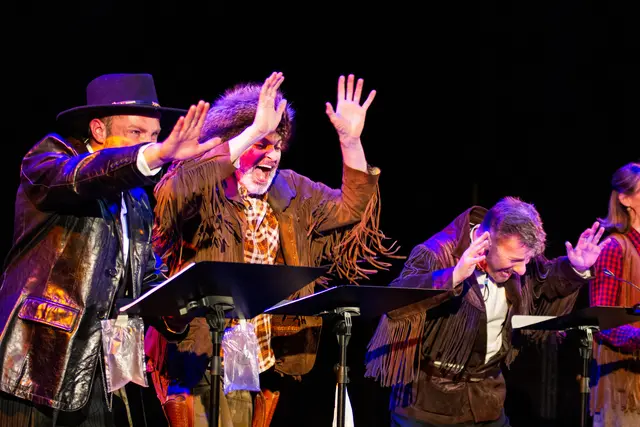 Old Shatterhand unter Kojoten: Das Live-Hörspiel verbindet Spiel am Mikrofon mit Musik und handgemachten Geräuschen. | Foto: Highlight-Concerts GmbH, Foto: Sven-Oliver Schibat
