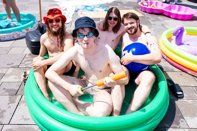 Vier Studierende sitzen in einem grünen aufblasbaren Pool vor Gebäude 10 der HTW. | Foto: Laszlo Pinter/dpa