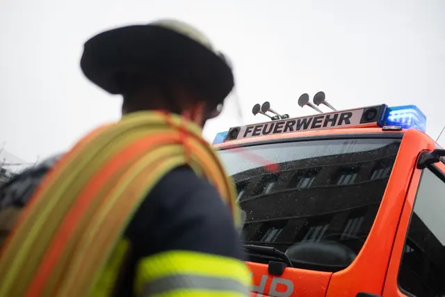 Die Einsatzkräfte löschten den Brand in dem Tunnel. (Symbolbild) | Foto: Marijan Murat/dpa
