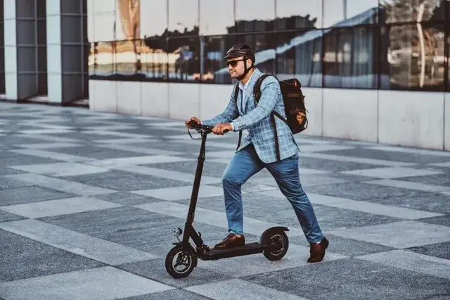 ScootSkills der Deutschen Verkehrswacht bündelt Verkehrsregeln und typische Gefahrensituationen für E-Scooter in interaktiven Modulen. Das kostenlose Angebot soll helfen, Risiken im Alltag besser einzuschätzen und Unfälle zu vermeiden. | Foto: Deutsche Verkehrswacht