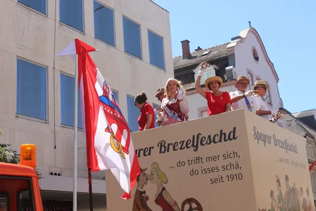 Auch Brezelkönigin Emilia war dieses Mal auf einem großen Festwagen unterwegs. | Foto: Cornelia Bauer