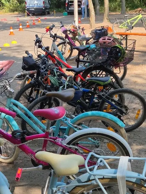 Kinder aus Böhl-Iggelheim und Schifferstadt haben in den Sommerferien mit der Jugendverkehrsschule der Polizei sicheres Fahrradfahren geübt. Im Fokus standen Verkehrsregeln, Fahrradhelm, Schulterblick, Fahrradparcours und Fragen rund um den Polizeibus. | Foto: Polizeidirektion Ludwigshafen