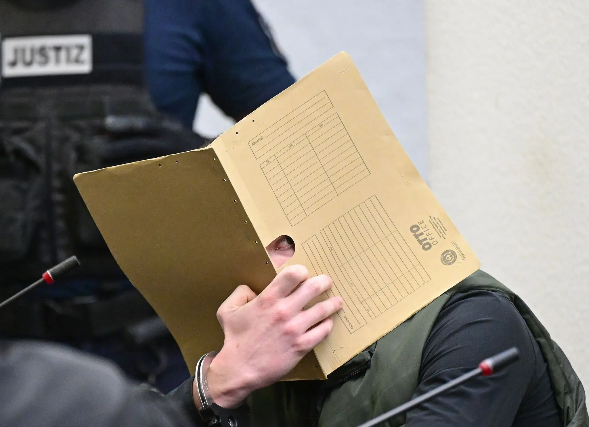 Als-M-dchen-ausgegeben-und-M-nner-in-Fallen-gelockt-Haftstrafen-f-r-vier-junge-T-ter