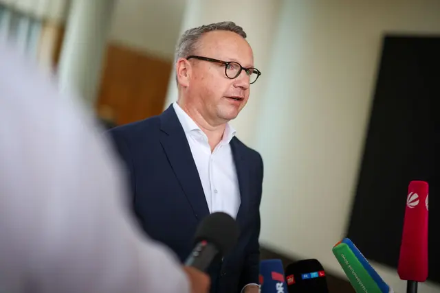 NRW-Justizminister Benjamin Limbach sagte in der Sondersitzung des Rechtsausschusses, dass er erst an dem Tag selbst um 8.31 Uhr von den Durchsuchungen erfahren habe. | Foto: Christoph Reichwein/dpa