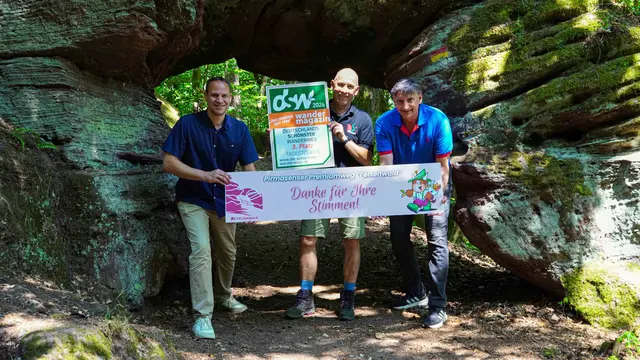 Freuen sich über das gute Abschneiden und laden am Sonntag zur gemeinsamen Wanderung auf dem „Felsenwald“ ein: Beigeordneter Denis Clauer, Touristiker Götz Krämer vom Stadtmarketing und dessen Chef Rolf Schlicher (von links)  | Foto: Stadt Pirmasens / Fabrice Breder