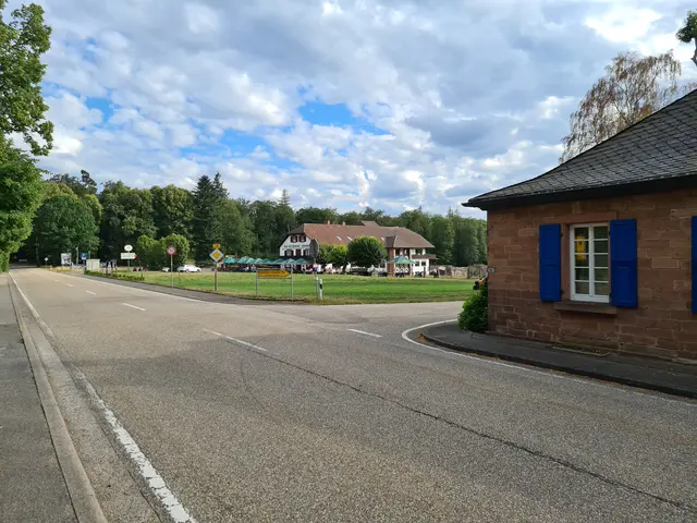 Ein 65-jähriger Motorradfahrer ist auf der L500 unweit von Johanniskreuz gestürzt und schwer verletzt worden.  | Foto: Ralf Vester