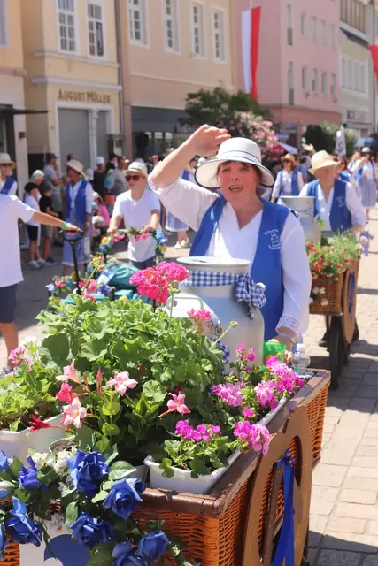 Die Weiberbratenvereinigung Berghausen grüßt Speyer. | Foto: Cornelia Bauer