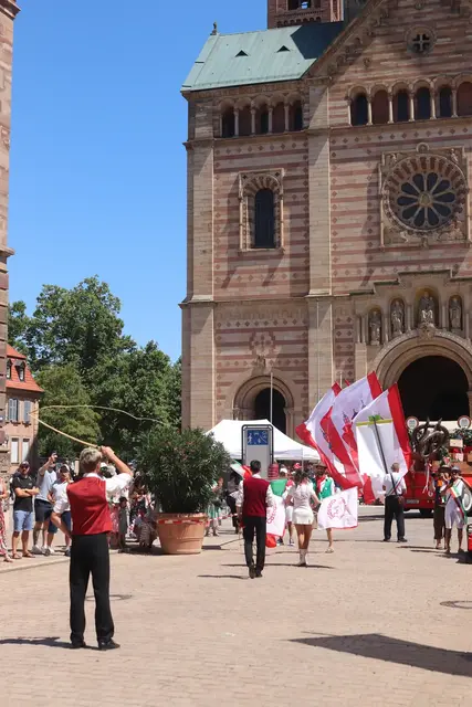 Traditionell beim Umzug dabei: die Peitschenknaller aus Speyers Partnerstadt Ravenna | Foto: Cornelia Bauer