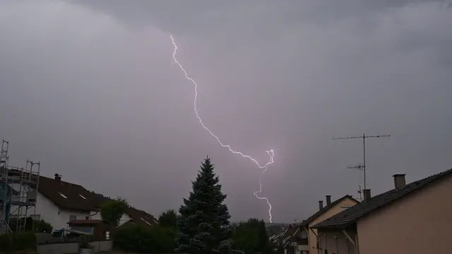 Der Deutsche Wetterdienst warnt vor schwerem Gewitter.  | Foto: Silas Stein/dpa