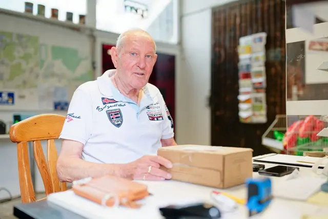 Christian Lange in Wiesenbach (Rhein-Neckar-Kreis) hat mit 83 Jahren einen Paketshop aufgemacht. | Foto: Uwe Anspach/dpa