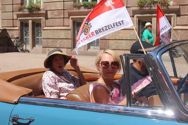 Bei brennender HItze im Cabrio durch die Domstadt: Inge Fleischmann, Speyers berühmteste Wirtin | Foto: Cornelia Bauer