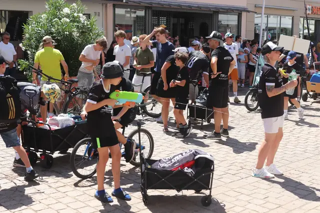 Viele Zugteilnehmer waren mit Wasserpistolen bewaffnet und gönnten Publikum und Mitläufern eine kleine Abkühlung. | Foto: Cornelia Bauer