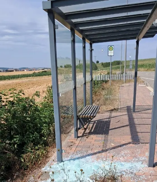 Unbekannte haben in Kleinsteinhausen die Seitenscheibe eines Bushaltehäuschens mit einem Stein eingeworfen | Foto: Polizeiinspektion Zweibrücken