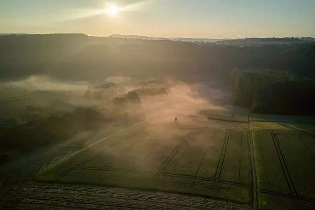Magische Stimmung am Morgen mitten in der Natur - wer das erleben möchte, den laden Wanderwege wie die kürzlich prämierte Mehrtageswanderung auf dem Druidensteig im Westerwald ein. (Archivbild)  | Foto: Sascha Ditscher/dpa