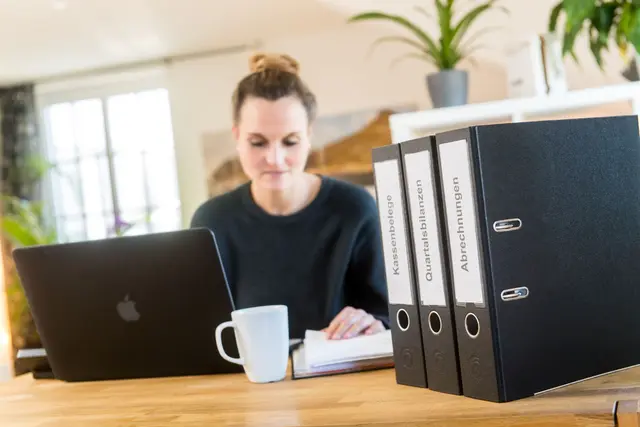 Job, Familie, Freizeit: Manchmal kommt das Leben dazwischen und die Zeit bis zum Ende der Abgabefrist für die Steuererklärung wird eng. Dann können Steuerzahler beim Finanzamt um Fristverlängerung bitten.  | Foto: dpa
