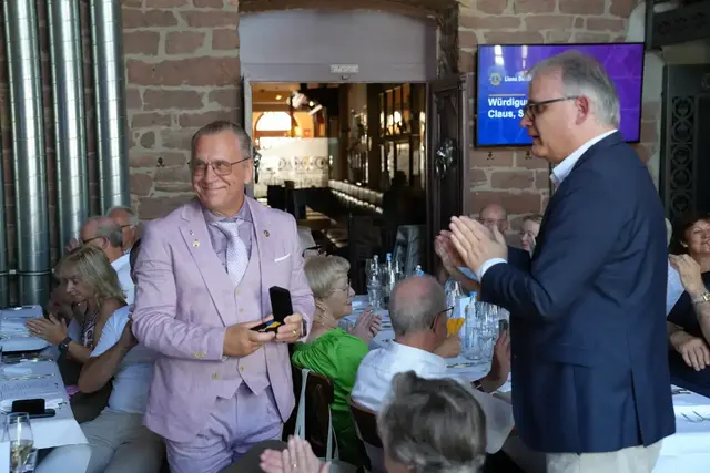 Der ehemalige Präsidenten Dr. Max. Steiger (rechts) und der neue Präsident Thomas Jakubowski (links) | Foto: Lions Club Schifferstadt-Goldener Hut