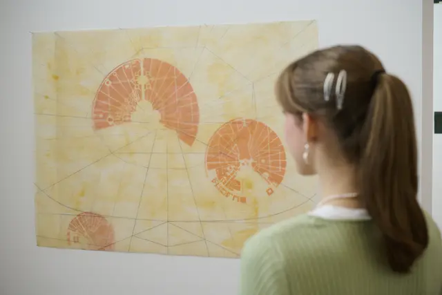 Nach erfolgreicher Sanierung hat die Orangerie der Staatlichen Kunsthalle ihre Tore wieder geöffnet und präsentiert in der Sonderausstellung „Gezieltes Umherirren“ die umfangreichen Werke der Zeichnerin Nanne Meyer, inspiriert vom Gebäude der Karlsruher Orangerie.  | Foto: Ausstellungsansicht, Nanne Meyer. Gezieltes Umherirren, Foto Staatliche Kunsthalle Karlsruhe 