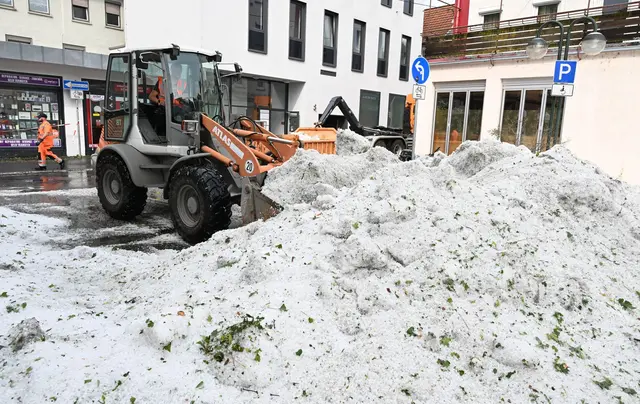 Die Hagelberge nach dem Unwetter sind enorm.  | Foto: Bernd Weißbrod/dpa